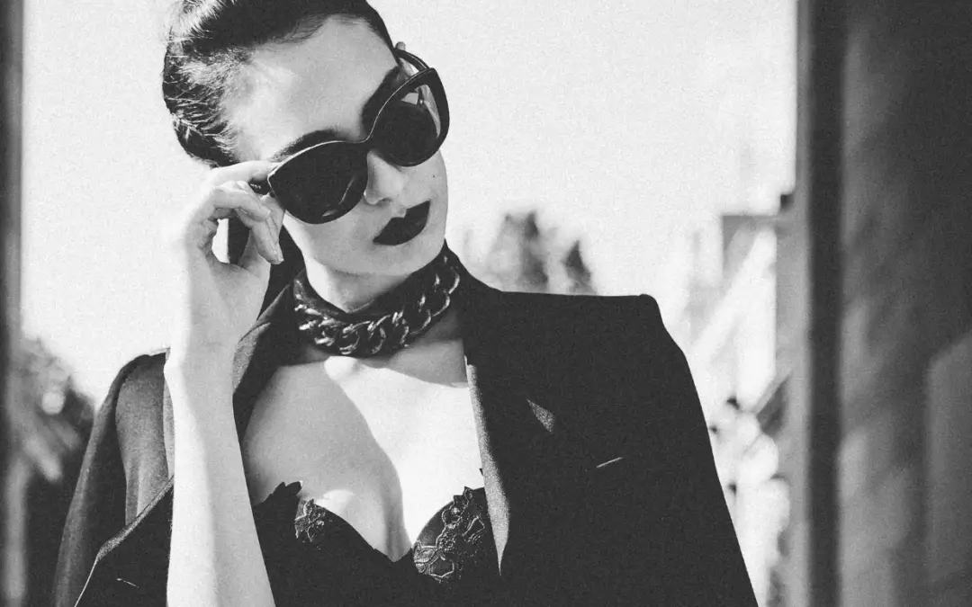 Black and White photo of Woman in her queen archetype