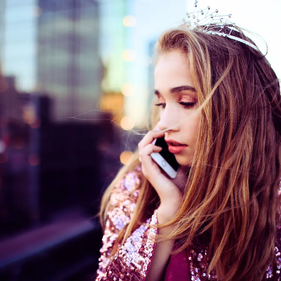 Diva women with a crown and a phone