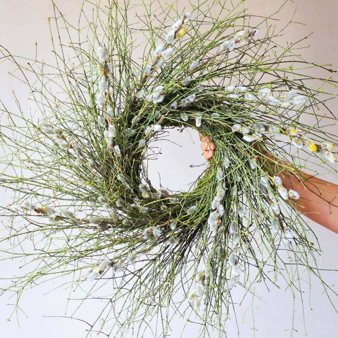 Wild, dynamic, minimalist wreath design with grass and white flowers